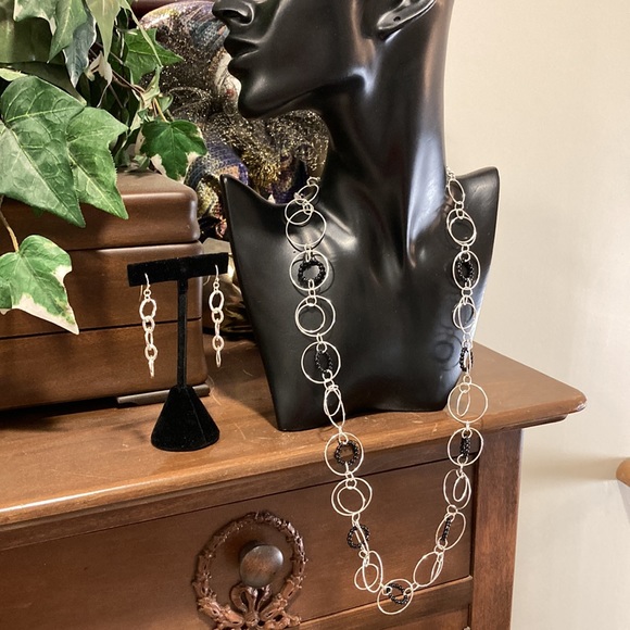 NWOT - Multi Link Silvertone/Black Beaded Hoop Necklace & Dangle Earrings - Picture 2 of 5